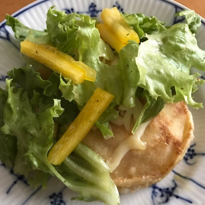 レタスとパプリカのサラダのせチーズパンケーキ レシピ 作り方 By ボンド子 楽天レシピ レタスとパプリカのサラダのせチーズパンケーキ レシピ 作り方 By ボンド子 楽天レシピ